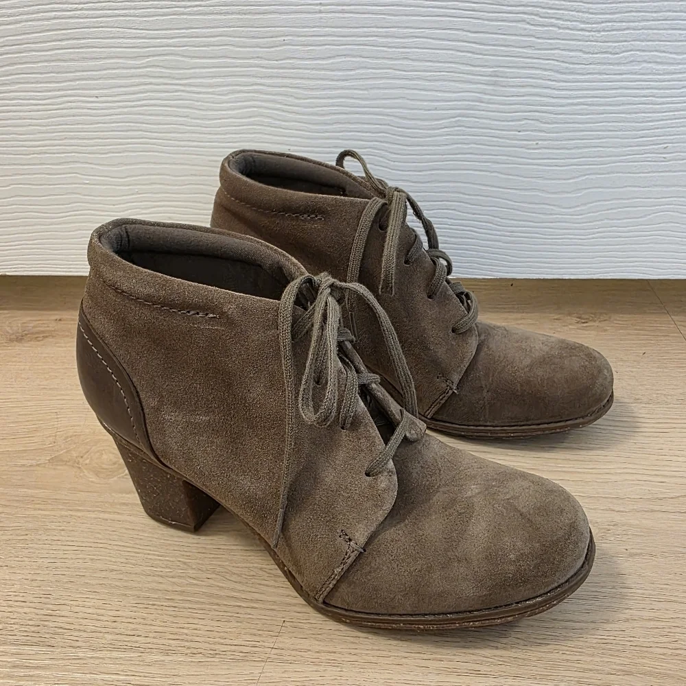 Clarks Taupe Suede Lace Up‎ Preppy Sophisticated Sashlin Sue Booties Shoes Sz 9M